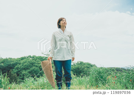 てみを持って野山に立つ女性 119897036
