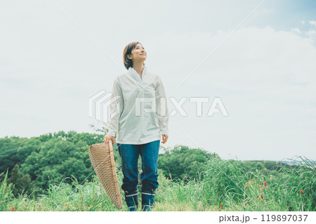 てみを持って野山に立つ女性 119897037