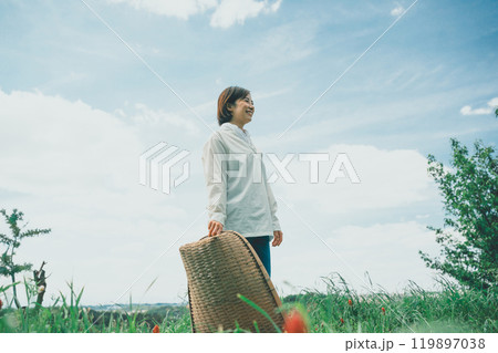 てみを持って野山に立つ女性 119897038