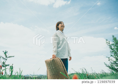 てみを手に野山に立つ女性 119897039
