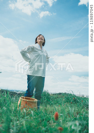 野山で収穫する女性 119897045