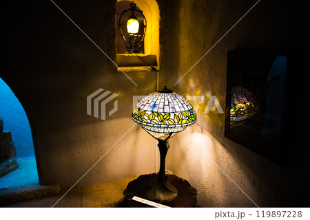 那須ステンドグラス美術館　内部　ステンドグラス卓上ランプ 119897228