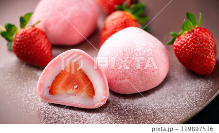おいしそうないちご大福と苺 119897516