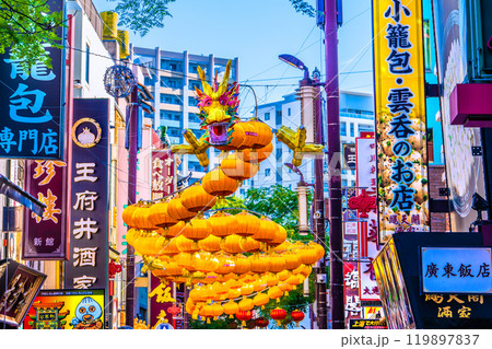 日本の横浜都市景観 2025春節燈花・中華街大通りにお目見えした龍のランタン＝11月3日、早朝 119897837