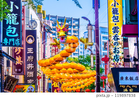 日本の横浜都市景観 2025春節燈花・中華街大通りにお目見えした龍のランタン＝11月3日、早朝 119897838