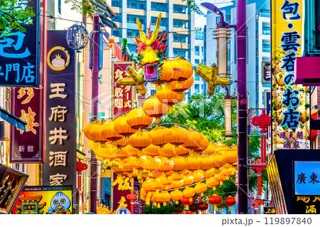 日本の横浜都市景観 2025春節燈花・中華街大通りにお目見えした龍のランタン＝11月3日、早朝 119897840