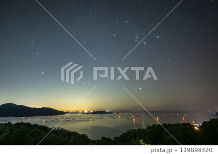 日本の岡山県備前市の頭島の美しい星空 日本の岡山県備前市の頭島の美しい星空 119898320