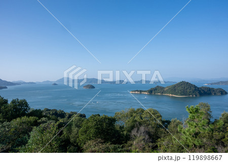 日本の広島県竹原市の大久野島の悲しくも美しい風景 日本の広島県竹原市の大久野島の悲しくも美しい風景 119898667