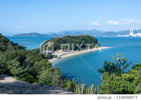 日本の広島県竹原市の大久野島の悲しくも美しい風景 119898673