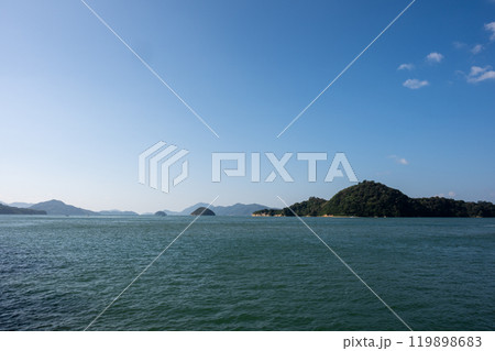 日本の広島県竹原市の大久野島の悲しくも美しい風景 119898683