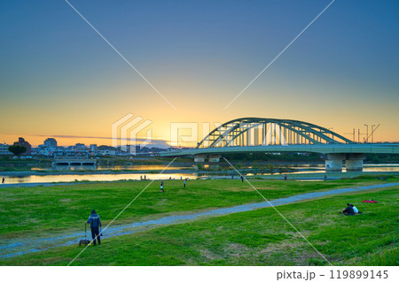 秋の夕方の東京都狛江市の多摩川河川敷から多摩水道橋と川崎市多摩区方面を見る 119899145