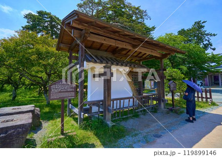 神奈川県小田原市の小田原城址公園の銅門(あかがねもん)土塀模型を見る 119899146