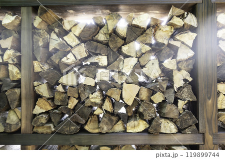 屋外に積まれた薪 屋外に積まれた薪 119899744