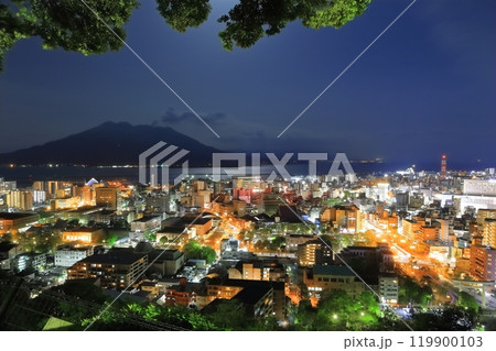 【鹿児島県】城山公園展望台から見た桜島と鹿児島市街地の夜景 【鹿児島県】城山公園展望台から見た桜島と鹿児島市街地の夜景 119900103