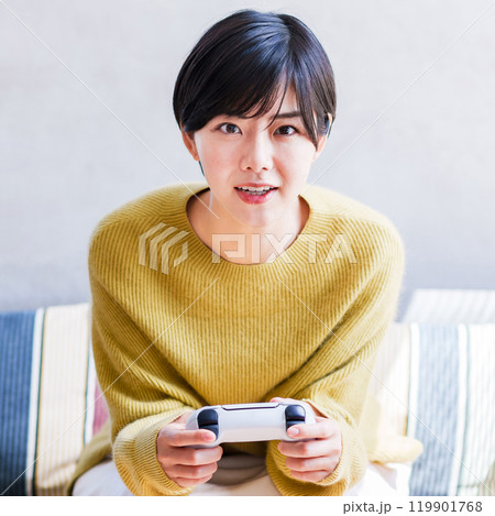 youtuber が ゲームプレイ を 実況 配信 している 【 z世代 の 若者 の イメージ 】 119901768