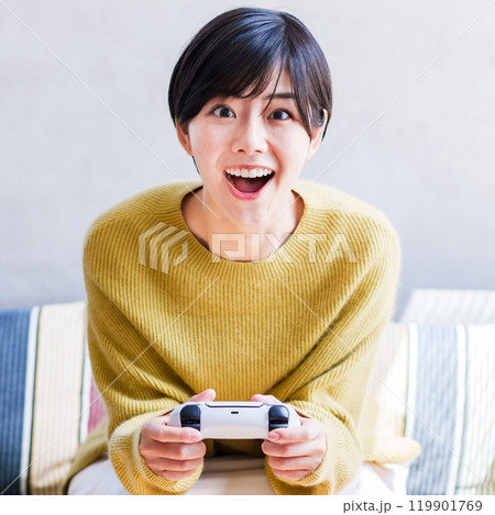 youtuber が ゲームプレイ を 実況 配信 している 【 z世代 の 若者 の イメージ 】 youtuber が ゲームプレイ を 実況 配信 している 【 z世代 の 若者 の イメージ 】 119901769