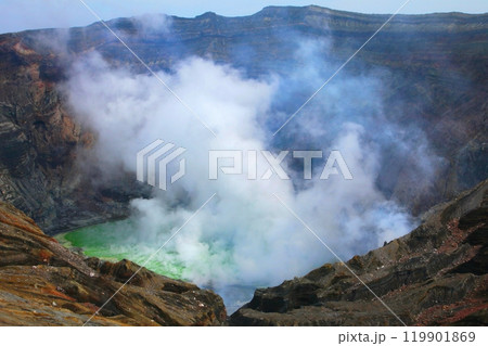 噴煙をあげる阿蘇山火口（阿蘇市） 119901869