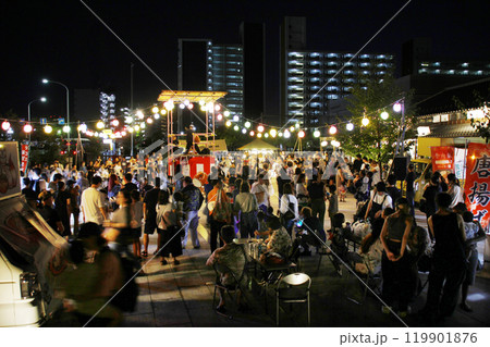 盆踊りは夏の夜の大きなイベント。隣、近所の町会の人々が輪になって踊り、食べて飲んで楽しく過ごす 盆踊りは夏の夜の大きなイベント。隣、近所の町会の人々が輪になって踊り、食べて飲んで楽しく過ごす 119901876