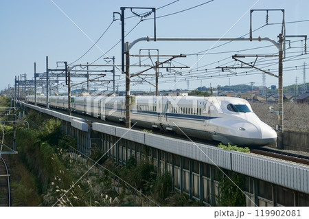 疾走する新幹線 119902081