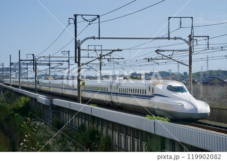 疾走する新幹線 119902082