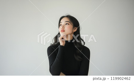 考える女性のポートレート 119902462