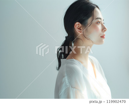 透明感のある横顔の女性のポートレートのイラスト素材