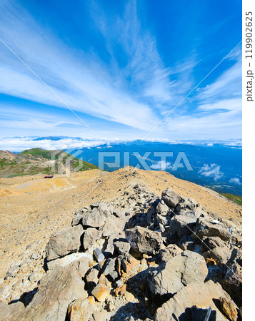 秋の御嶽山登山：剣ヶ峰から二ノ池方面の眺め 119902625