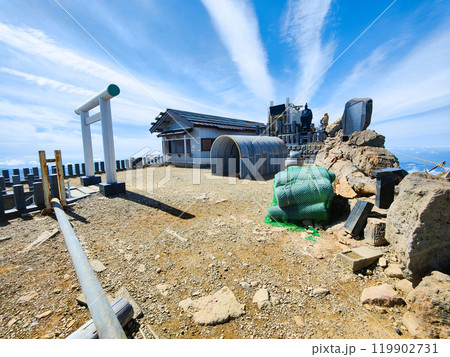 秋の御嶽山登山：剣ヶ峰山頂 119902731