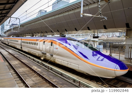 東京駅に停車中のE8系山形新幹線つばさ 東京駅に停車中のE8系山形新幹線つばさ 119902846
