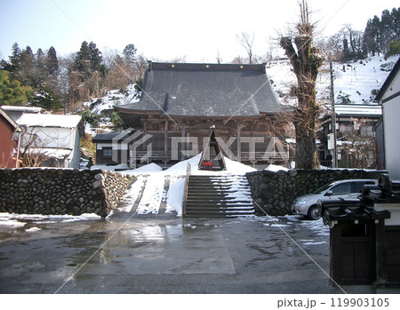 富山県の八尾町の諏訪町本通り（専能寺） 119903105