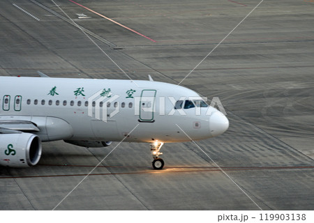 駐機場から滑走路に向かう中国機 駐機場から滑走路に向かう中国機 119903138