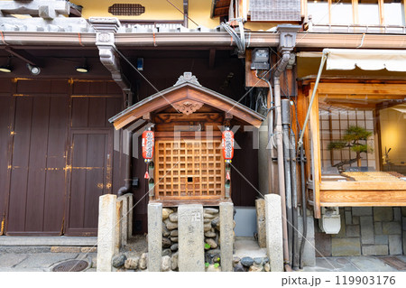 京都祇園の街並み(京町家) 119903176
