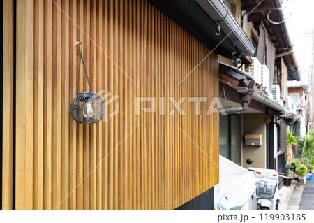 京都祇園の街並み(京町家) 119903185