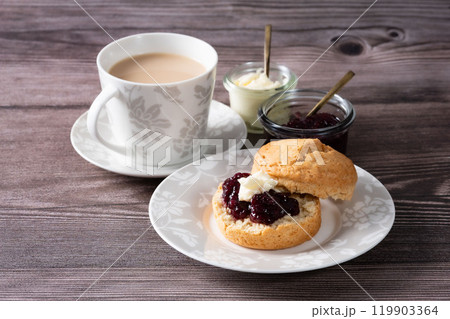 スコーンでクリームティー アフタヌーンティー ミルクティー ジャムのせ スコーンでクリームティー アフタヌーンティー ミルクティー ジャムのせ 119903364