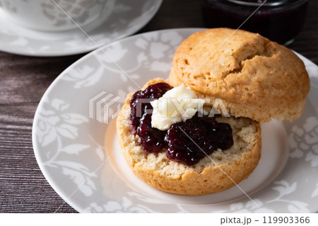 スコーンでクリームティー アフタヌーンティー ミルクティー ジャムのせ クローズアップ2 スコーンでクリームティー アフタヌーンティー ミルクティー ジャムのせ クローズアップ2 119903366