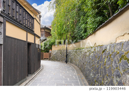 京都祇園の街並み(一念坂・京町家) 119903446