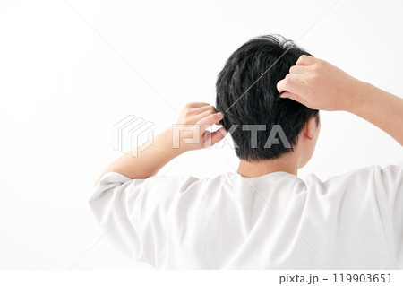 ミドル男性 ヘアケア 後ろ姿 ミドル男性 ヘアケア 後ろ姿 119903651