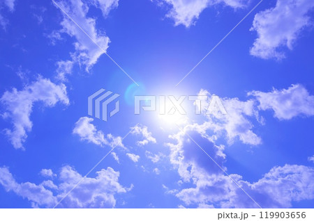 太陽と雲のある青空 太陽と雲のある青空 119903656