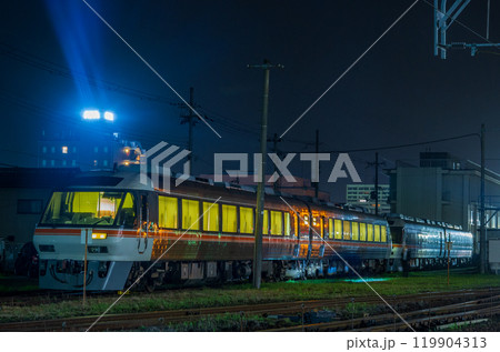 夜の西舞鶴駅に到着したキハ85譲渡回送 夜の西舞鶴駅に到着したキハ85譲渡回送 119904313