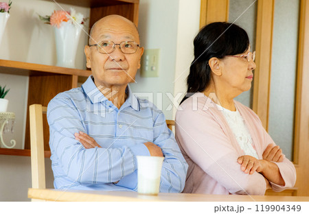 リビングで喧嘩するシニア夫婦 リビングで喧嘩するシニア夫婦 119904349
