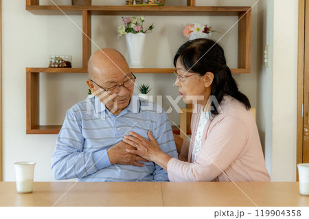 発作が起こっているシニア夫婦 119904358