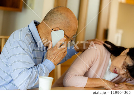 スマートフォンで緊急電話をするシニア女性 119904366