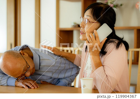 スマートフォンで緊急電話をするシニア女性 119904367