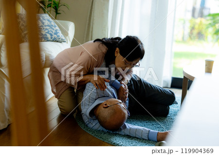 心臓発作イメージ　高齢者　狭心症　心筋梗塞　心疾患　動悸　不整脈　心不全　心臓発作 119904369