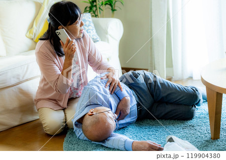 倒れているシニアの男性と心配する妻 119904380