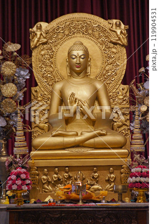 インドにあるお釈迦様の聖地サールナートにあるスリランカ寺院の本堂に安置される初転法輪を模した仏像 インドにあるお釈迦様の聖地サールナートにあるスリランカ寺院の本堂に安置される初転法輪を模した仏像 119904531