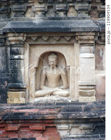 インドの仏教聖地ラジギール近郊の舎利弗尊者の出身地ナーランダ仏教寺院に残る仏座像 119904534