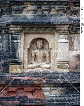 インドの仏教聖地ラジギール近郊の舎利弗尊者の出身地ナーランダ仏教寺院に残る仏座像 119904535