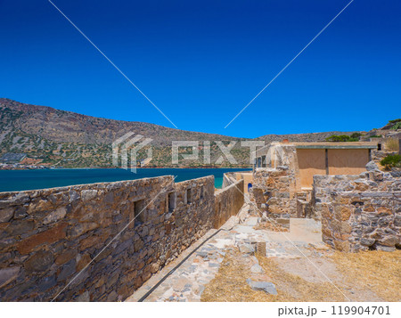 海の見える遺跡 (ギリシャ、クレタ島、スピナロンガ) 119904701