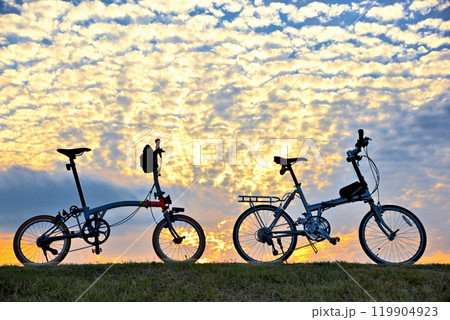 秋の夕陽に映える自転車 119904923